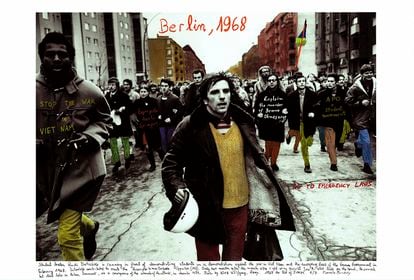 Marcelo Brodsky, BERLIN 1968 — de la serie “1968: El fuego de las Ideas”, fotografía de archivo en B&N (Wolfgang Kunz, 1968) intervenida con textos a mano por Marcelo Brodsky, 2017, medidas variables, edición 7 + 2AP. Cortesía Rolf Art.