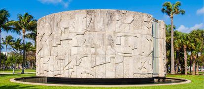 "La Historia del Hombre", una escultura en relieve de hormigón moldeado en arena que rodea la rotonda que se encuentra en la esquina noreste de Collins Park, fue ejecutada en 1962 por el escultor Albert Vrana
