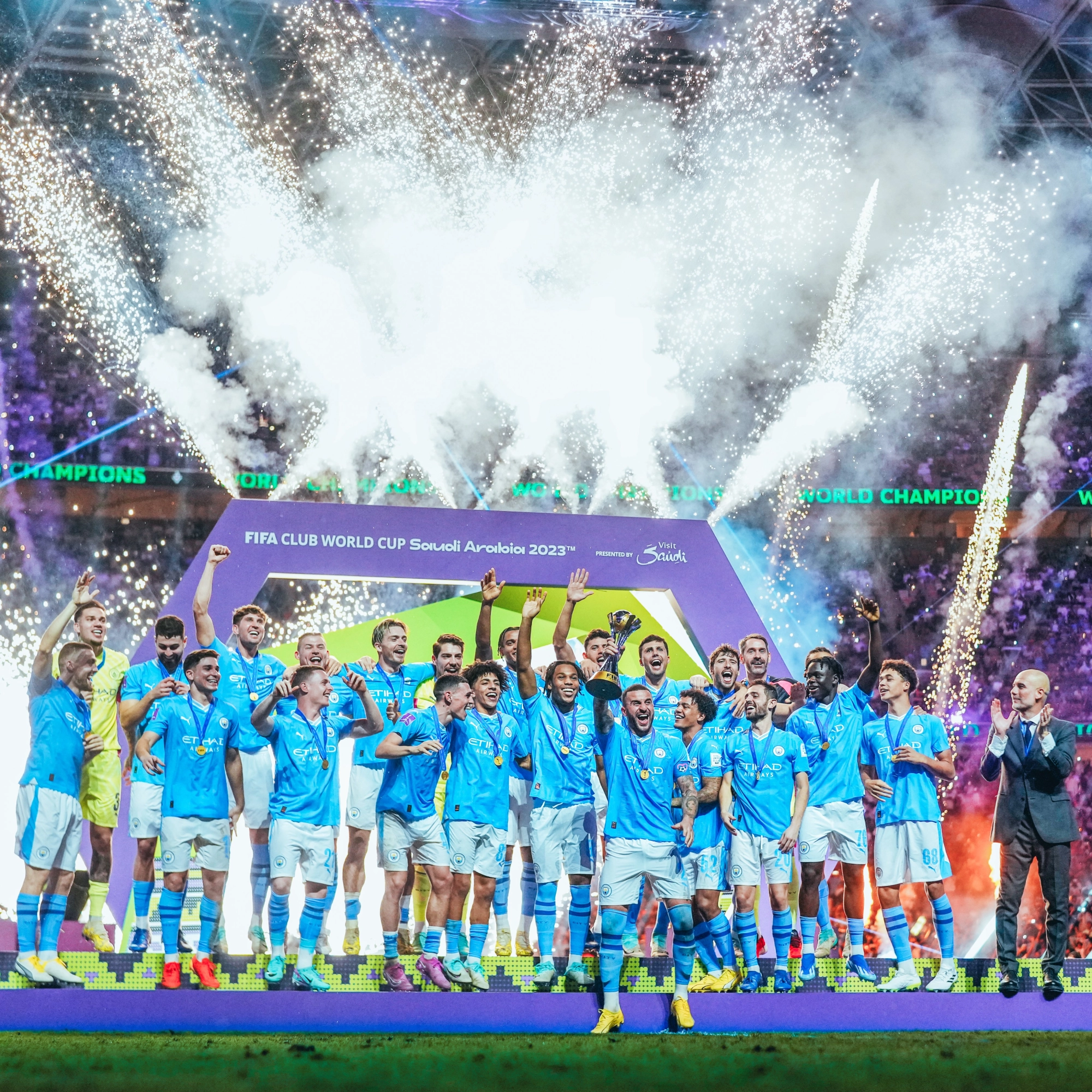 El Manchester City levanta el trofeo de campeones del mundo.