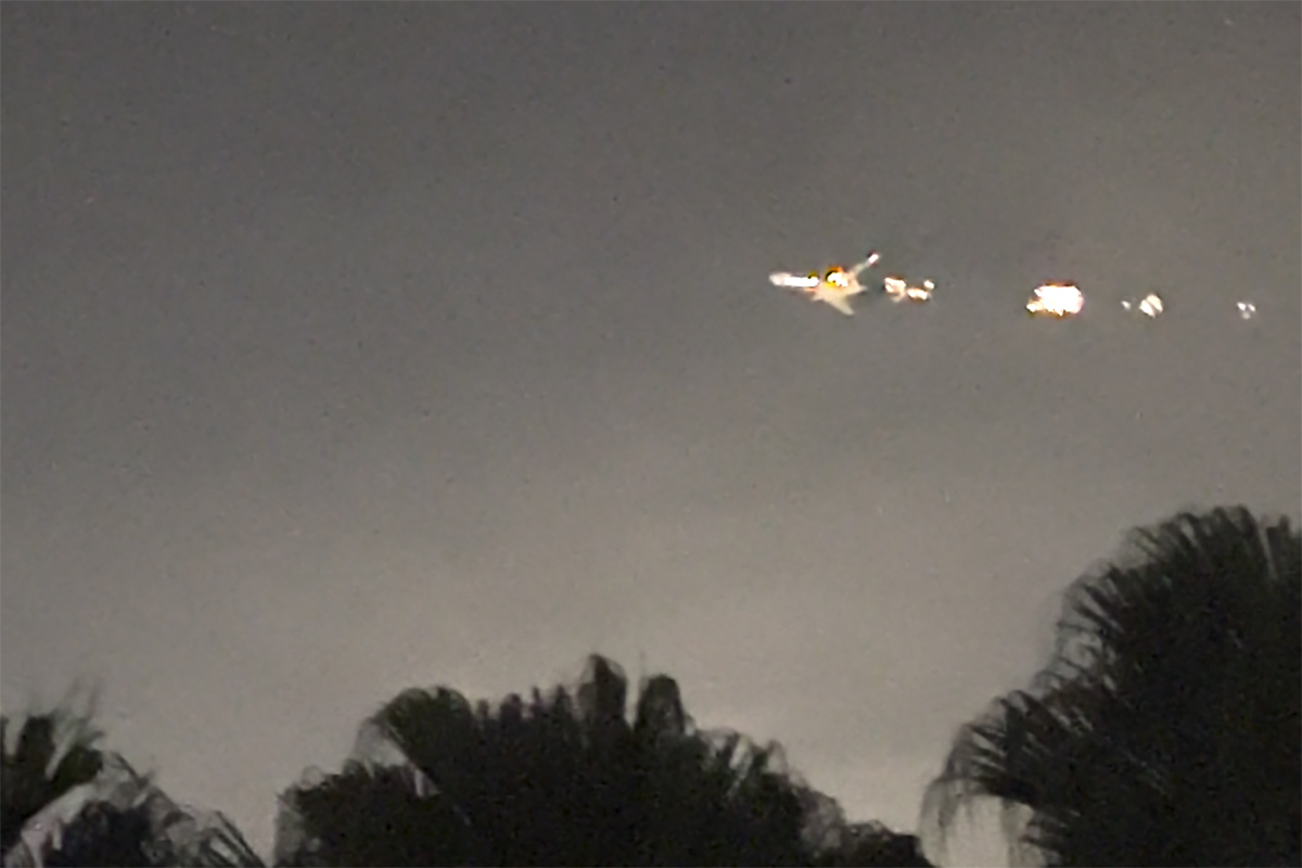 Chispas saliendo de un avión de carga Boeing 747 antes de realizar un aterrizaje de emergencia en el Aeropuerto Internacional de Miami.